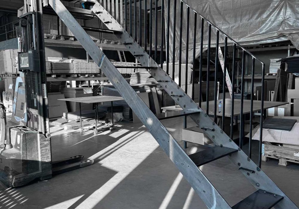 Verzinkte Treppe aus Stahl mit Geländer