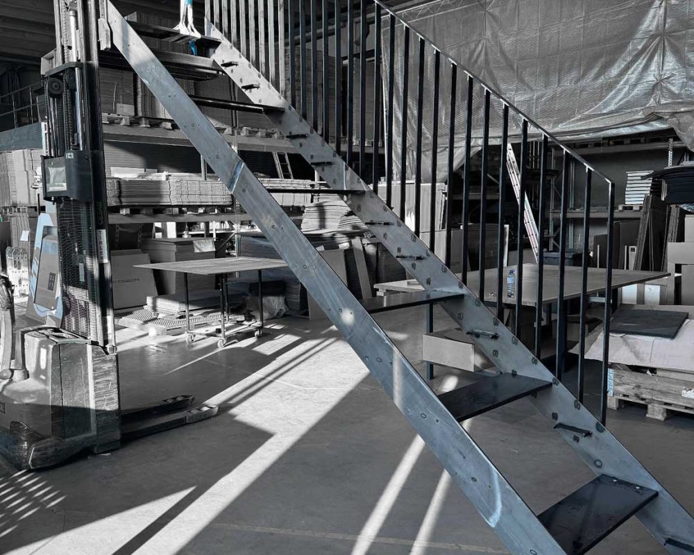 Verzinkte Treppe aus Stahl mit Geländer